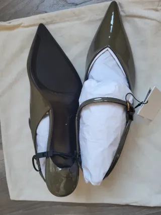 Zapatos slingback verdes con tiras