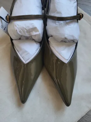 Zapatos slingback verdes con tiras