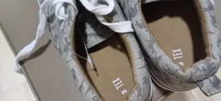 Zapatillas grises con estampado de dinosaurios