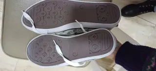 Zapatillas grises con estampado de dinosaurios