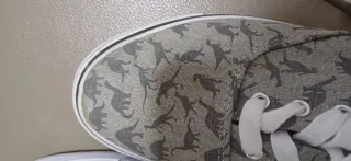 Zapatillas grises con estampado de dinosaurios