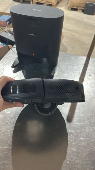 - Cecotec Robot Aspirador y Fregasuelos con Base