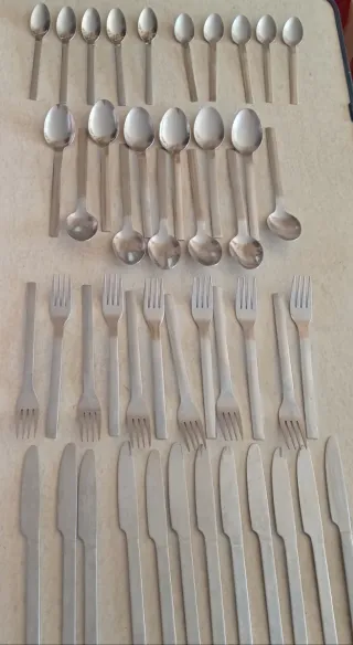 Juego de46 cubiertos de metal