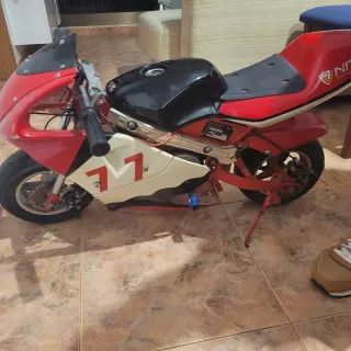 Moto de niño a batería roja y negra.