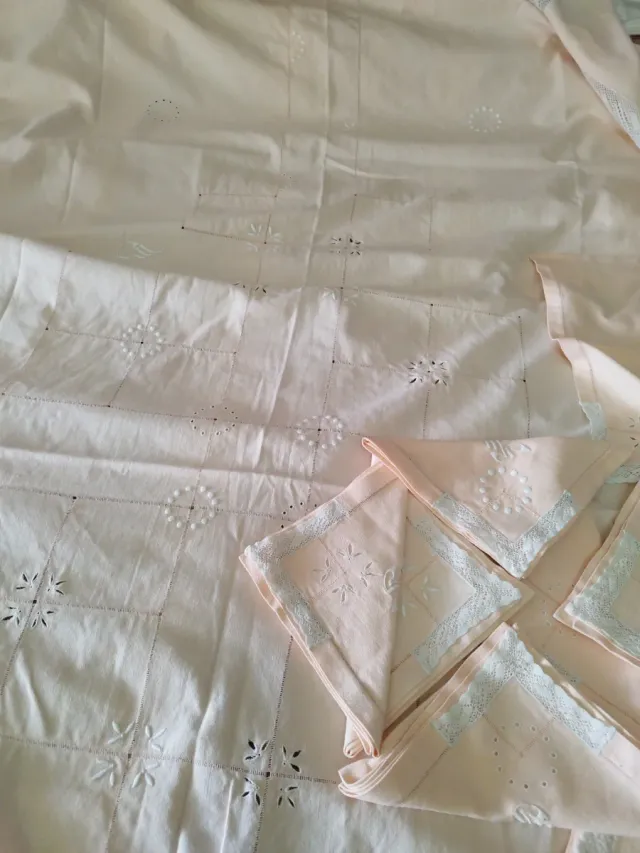 Mantel antiguo con 11 servilletas