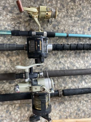 Lote 4 cañas de pesca con carretes