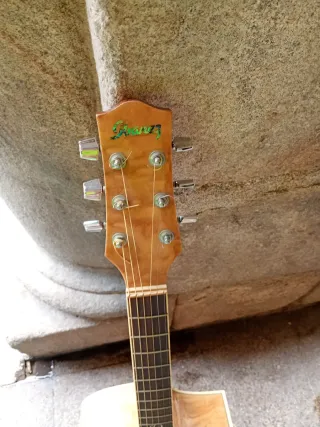 Guitarra acústica con sistema amplificador