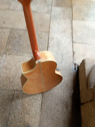 Guitarra acústica con sistema amplificador