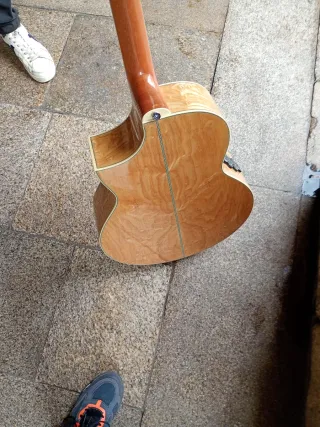 Guitarra acústica con sistema amplificador