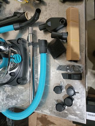 - Cecotec Aspirador de Sólidos y Líquidos de Met