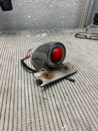 Piloto trasero rojo cromado