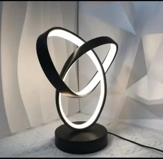 Lámpara de mesa, diseño de anillas, moderna.