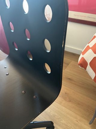 Silla de oficina negra con ruedas