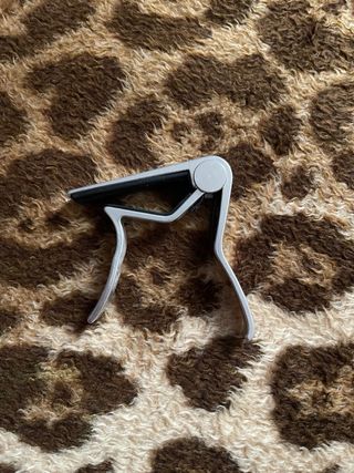 Guitarra acústica Squier by Fender + accesorios –