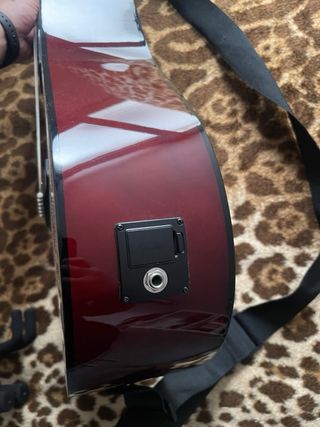 Guitarra acústica Squier by Fender + accesorios –