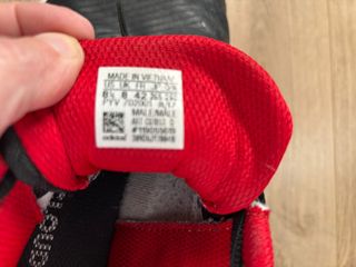 Zapatillas Adidas Negras y Rojas