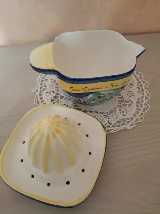 Vecchio spremiagrumi in ceramica policroma dipinto