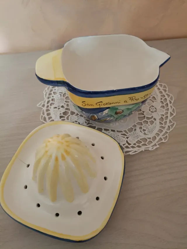 Vecchio spremiagrumi in ceramica policroma dipinto