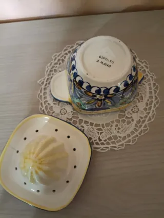 Vecchio spremiagrumi in ceramica policroma dipinto