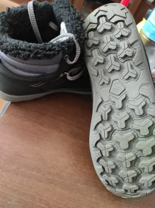 Botas de nieve negras y grises