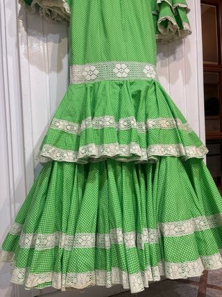 Traje de flamenca verde con volantes
