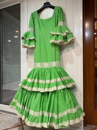Traje de flamenca verde con volantes