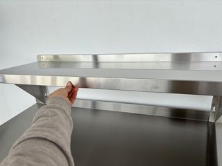 Estantería mural de acero inoxidable.