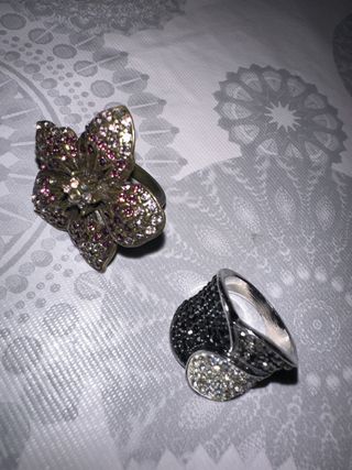 Lote 2 anillos bisutería flor y gota