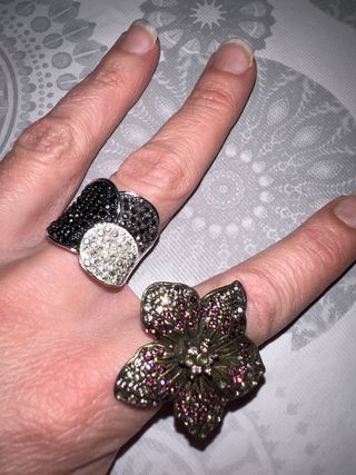 Lote 2 anillos bisutería flor y gota