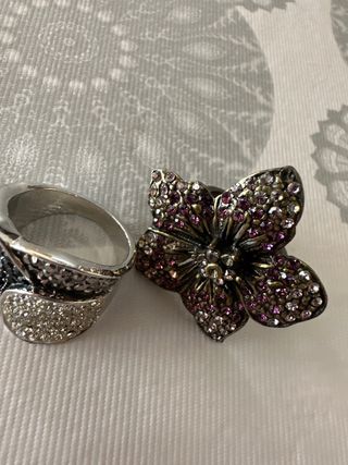 Lote 2 anillos bisutería flor y gota