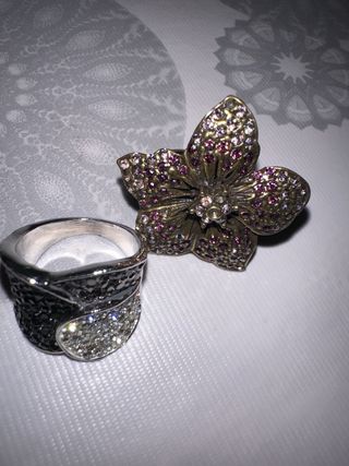 Lote 2 anillos bisutería flor y gota
