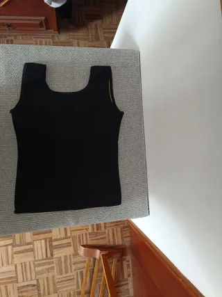 Camiseta térmica preta e amarela