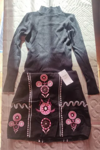Conjunto jersey cuello alto y falda bordada