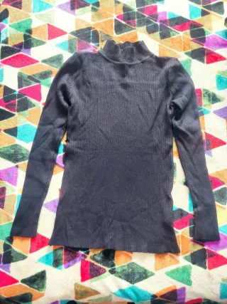 Conjunto jersey cuello alto y falda bordada