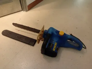 Motosierra eléctrica azul