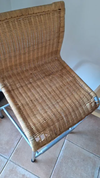 Taburetes de metal y mimbre