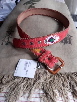 Cinturón de cuero bordado étnico