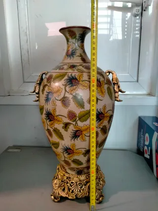 Jarrón de cerámica con base dorada