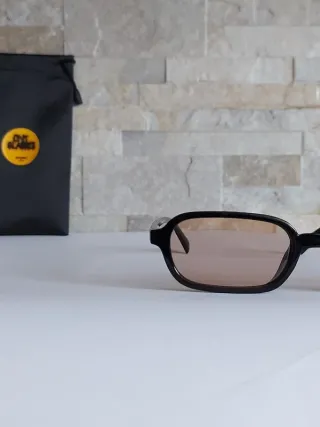 Occhiali da sole neri e marroni