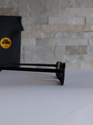 Occhiali da sole neri e marroni