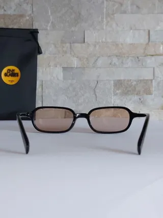 Occhiali da sole neri e marroni