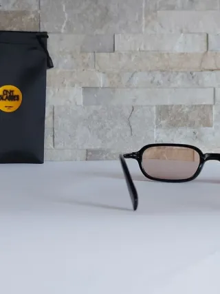 Occhiali da sole neri e marroni