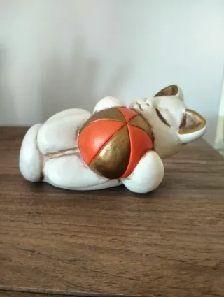 Gatto sdraiato con palla Thun
