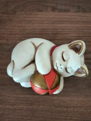 Gatto sdraiato con palla Thun