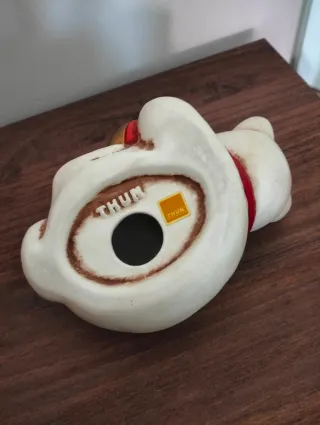 Gatto sdraiato con palla Thun