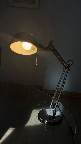 Lámpara de escritorio metálica plateada