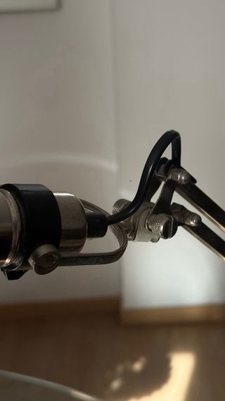 Lámpara de escritorio metálica plateada