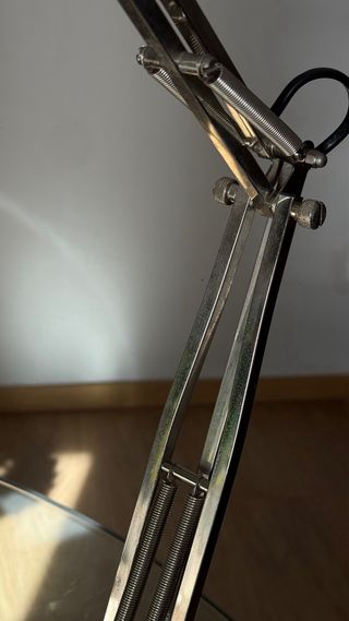 Lámpara de escritorio metálica plateada