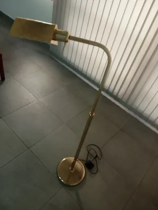 Lámpara de pie dorada metálica