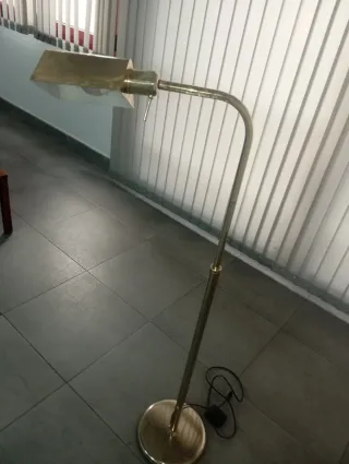 Lámpara de pie dorada metálica